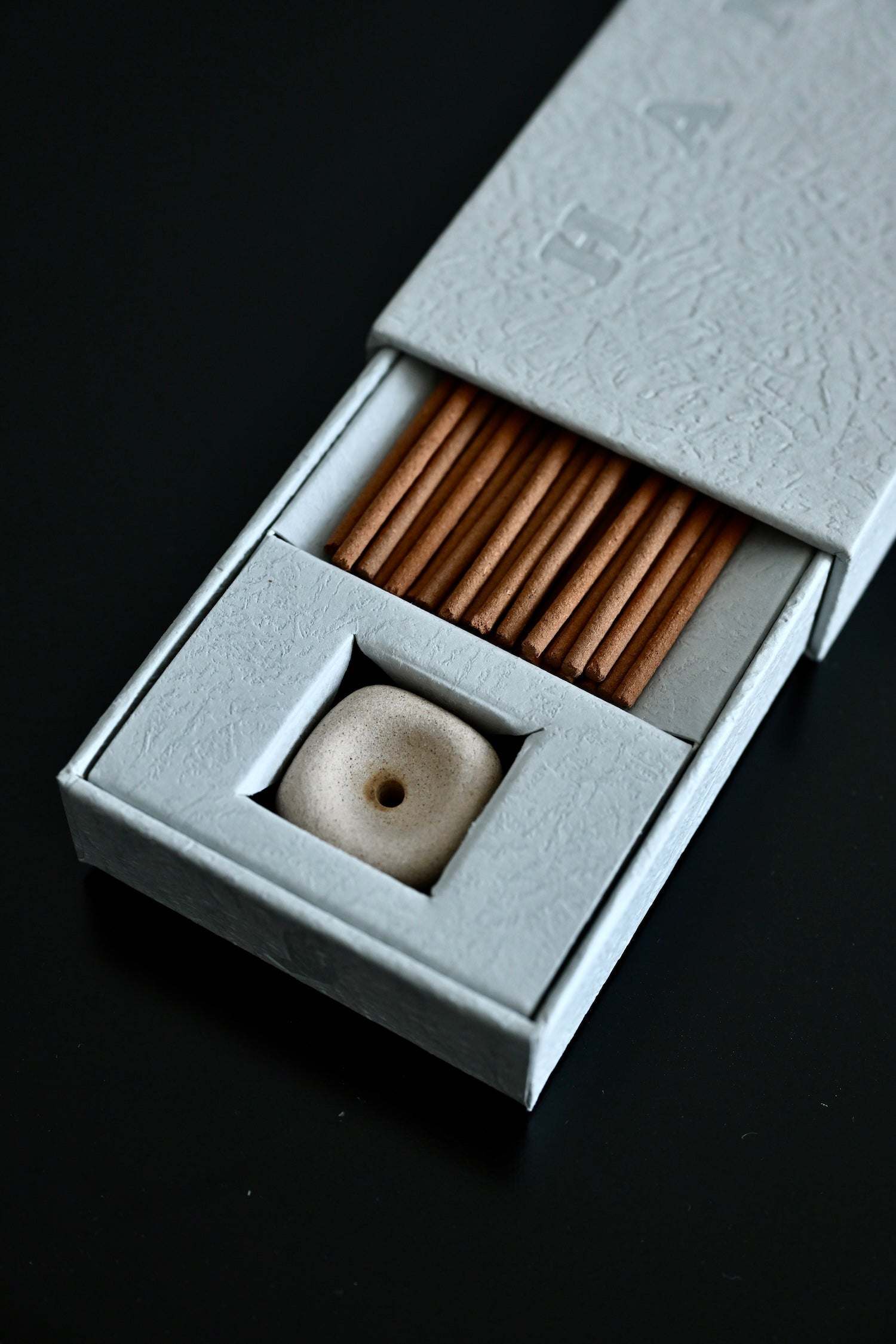 HANKI natural brown incense sticks in embossed gray box with beige ceramic holder