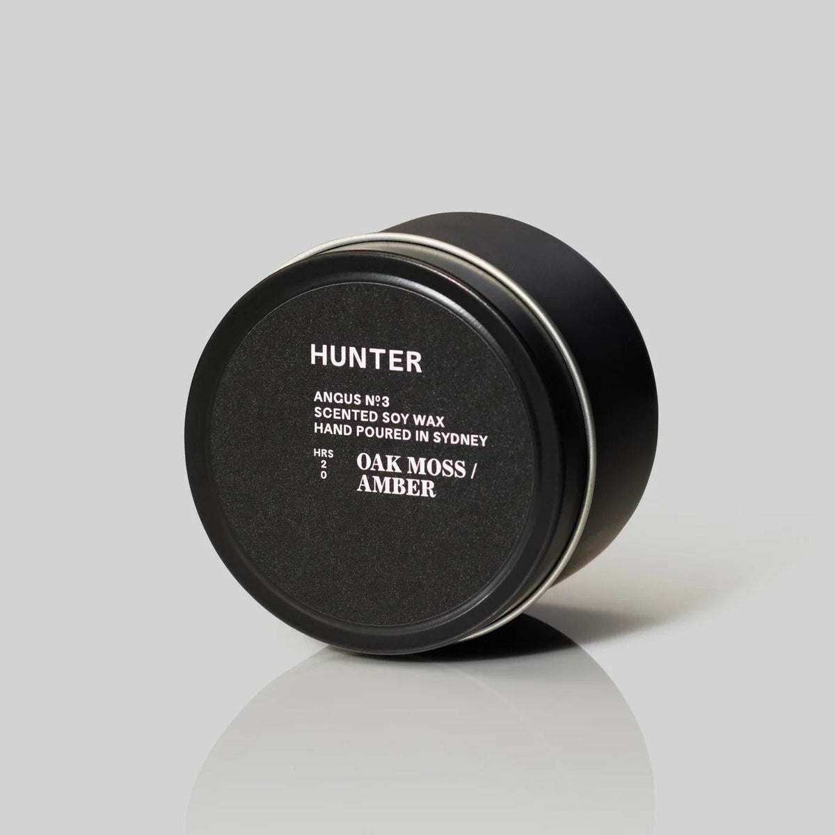 Hunter Angus 香氛大豆蠟燭，霧面黑色鐵罐，散發橡木苔與琥珀香氣