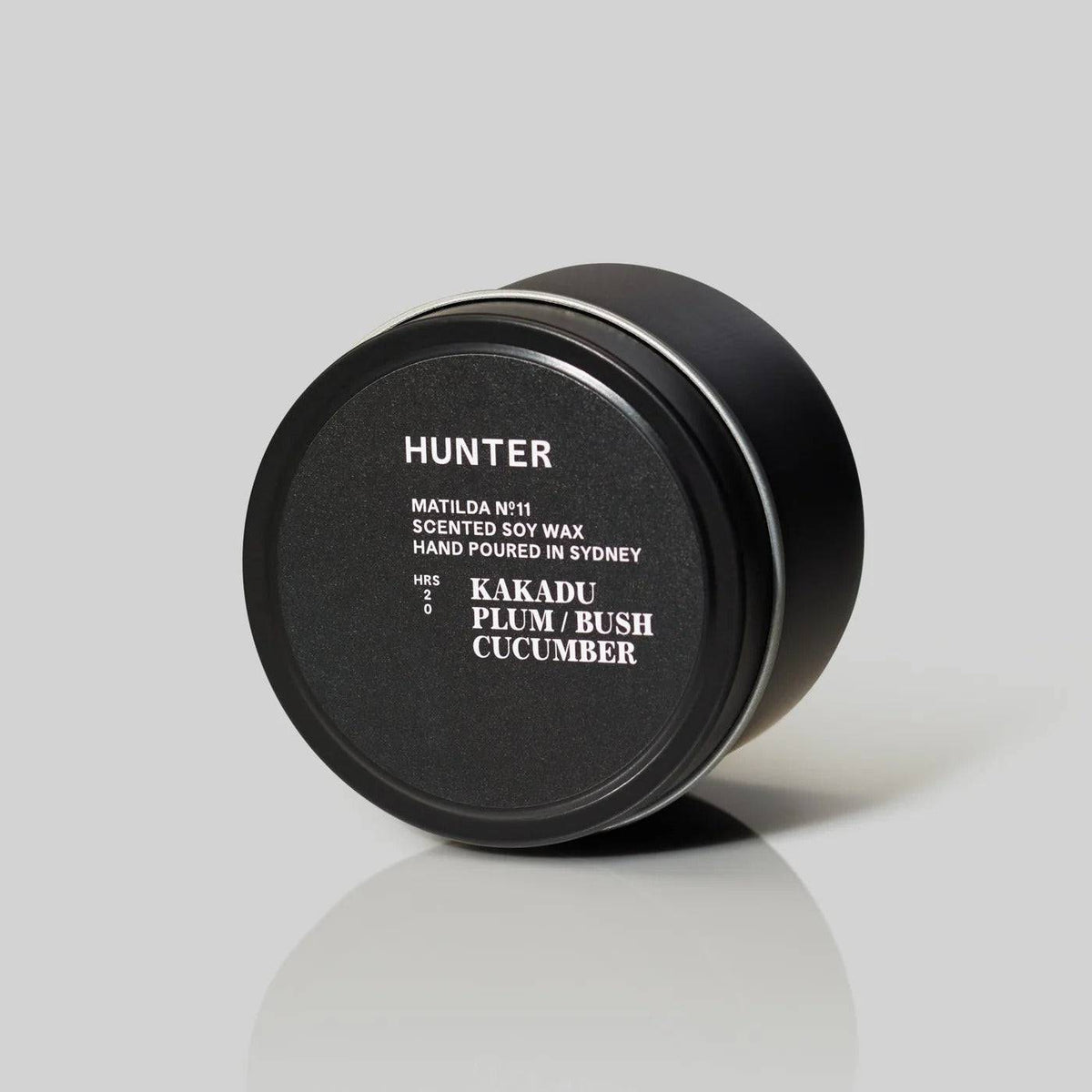 霧面黑色 Hunter Candles MATILDA 鐵罐，含卡卡杜李與叢生黃瓜香味的大豆蠟燭