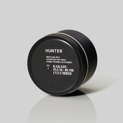 霧面黑色 Hunter Candles MATILDA 鐵罐，含卡卡杜李與叢生黃瓜香味的大豆蠟燭