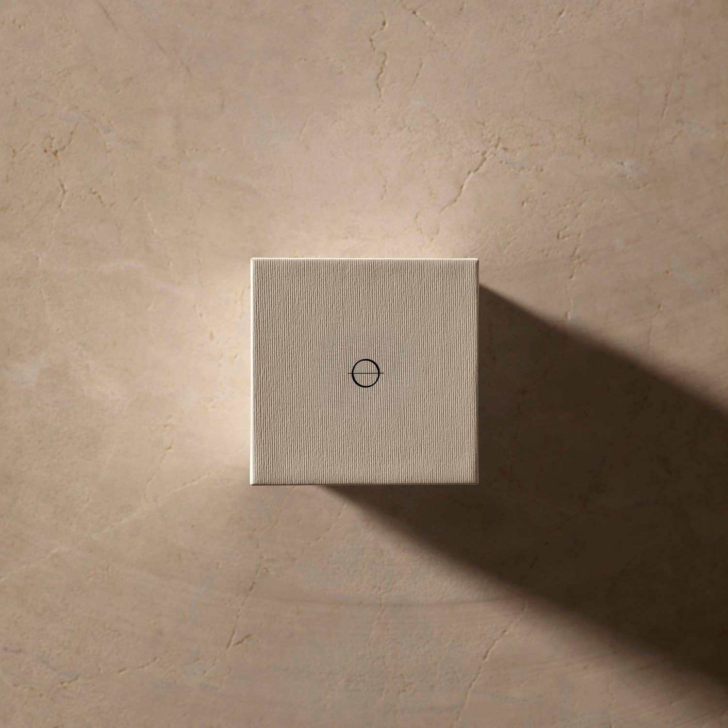 9to5 Studios Odesse Crème Skin closed box on plaster wall texture