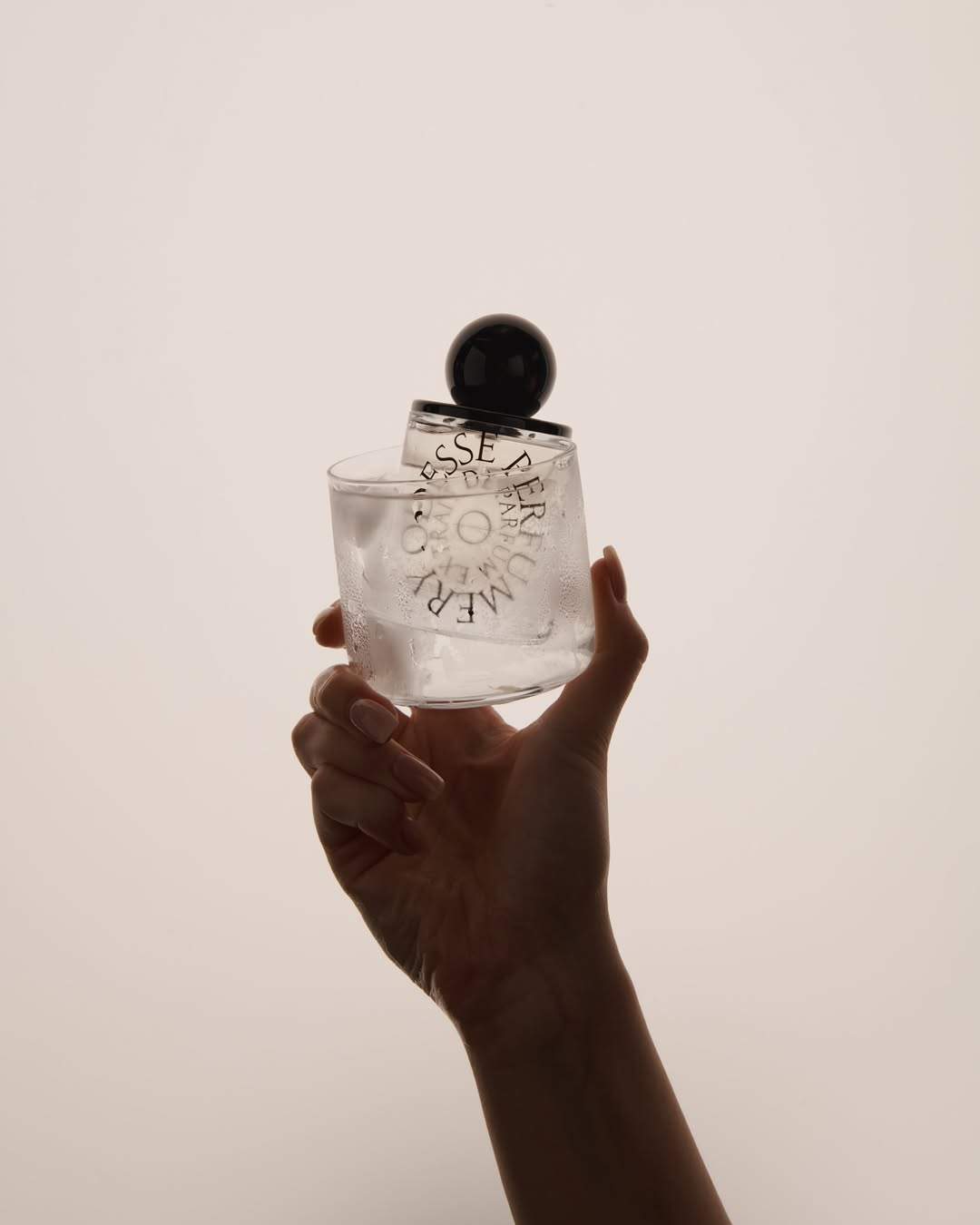 Odesse Morning Skin 香水瓶置於冰鎮玻璃杯中