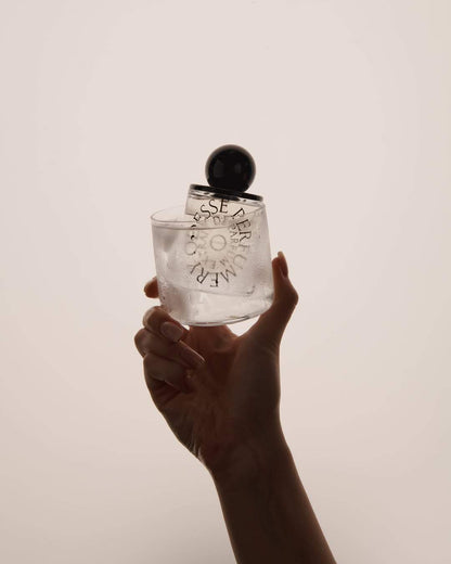 Odesse Morning Skin 香水瓶置於冰鎮玻璃杯中