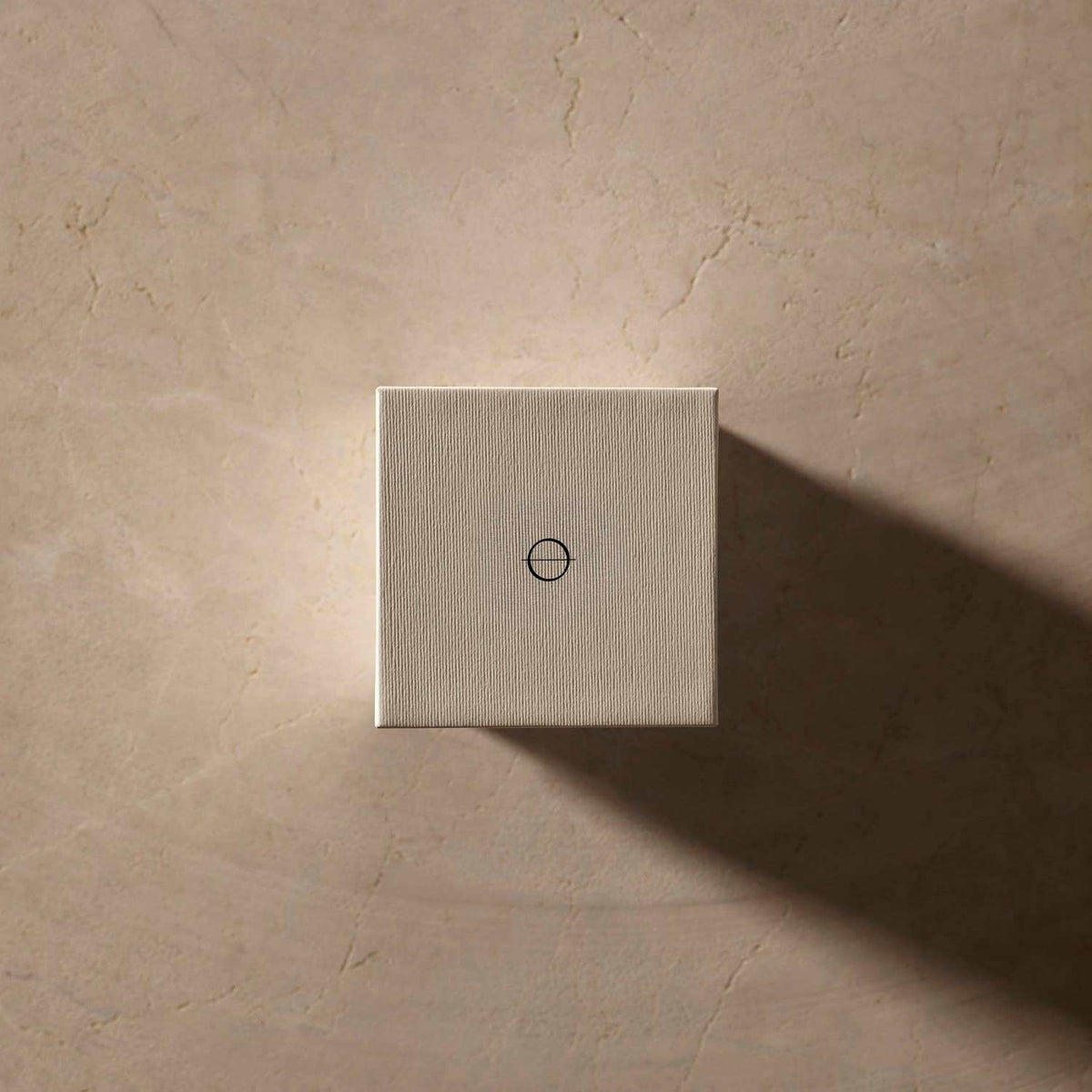 Odesse Perfumery 極簡方形產品包裝盒，壓印品牌商標