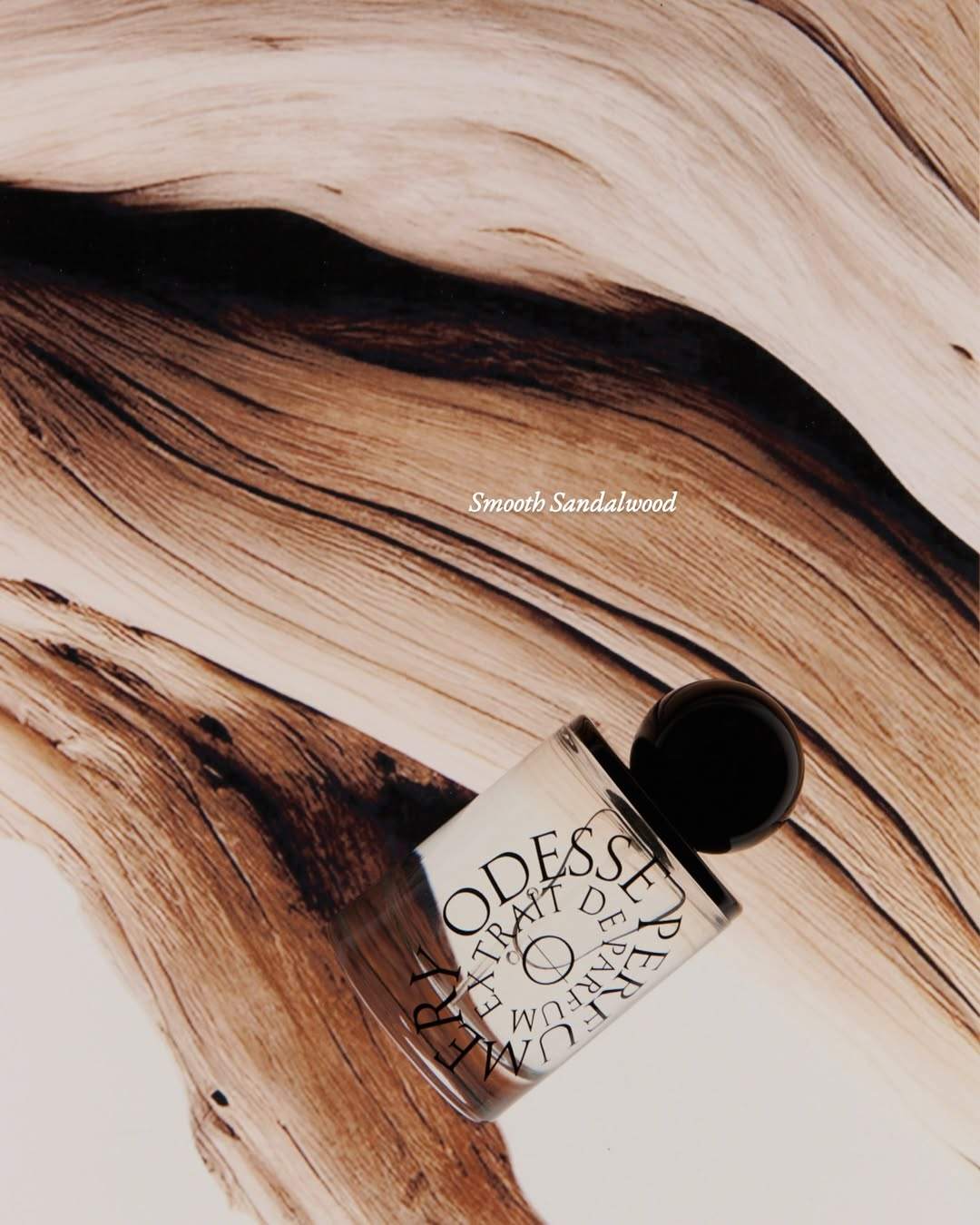 Odesse Morning Skin Extrait de Parfum 瓶身置於風化木上，呼應檀香調