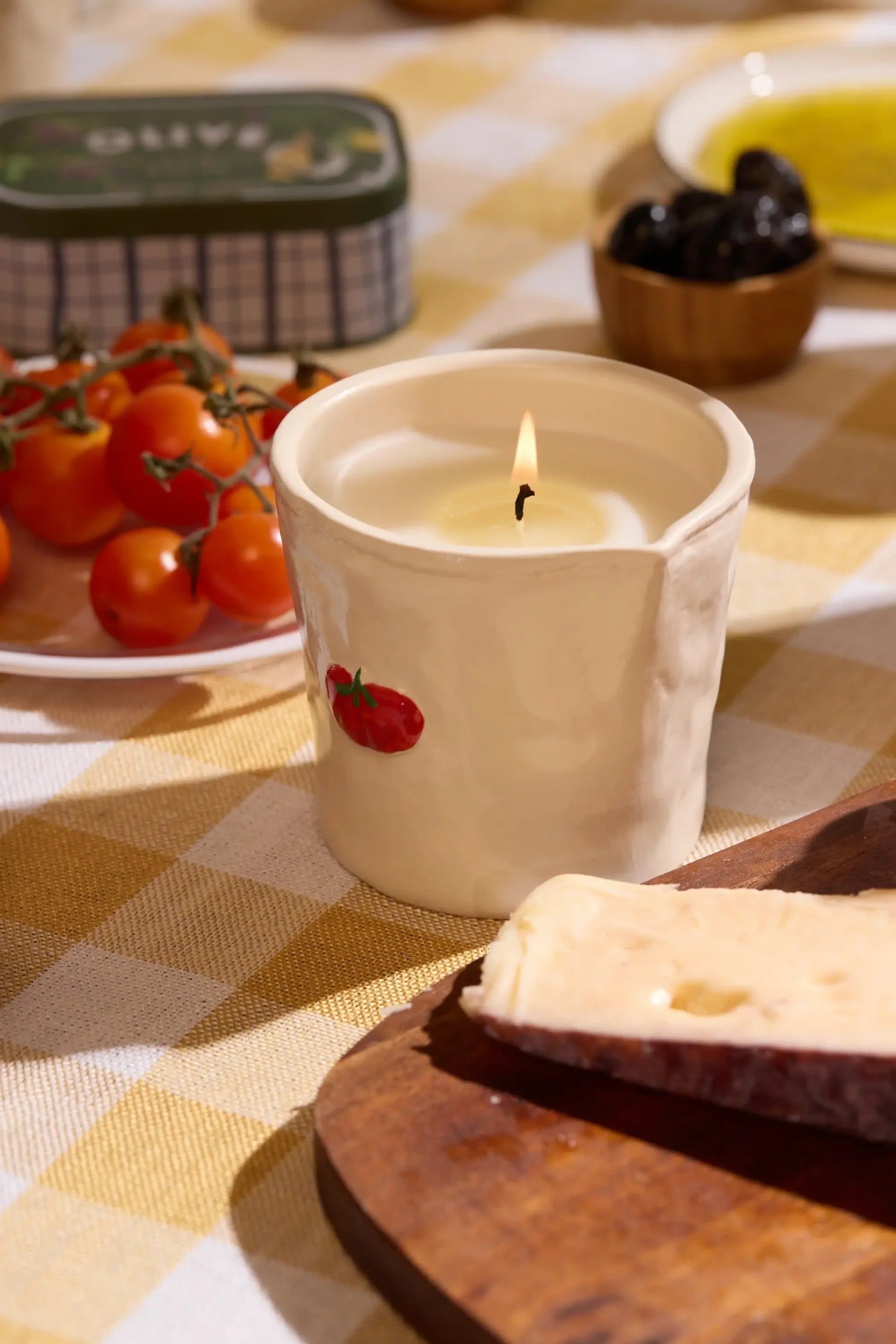 9to5 Studios_Paddywax Bistro Tomato Embossed Ceramic Candle - Heirloom Tomato Boxed